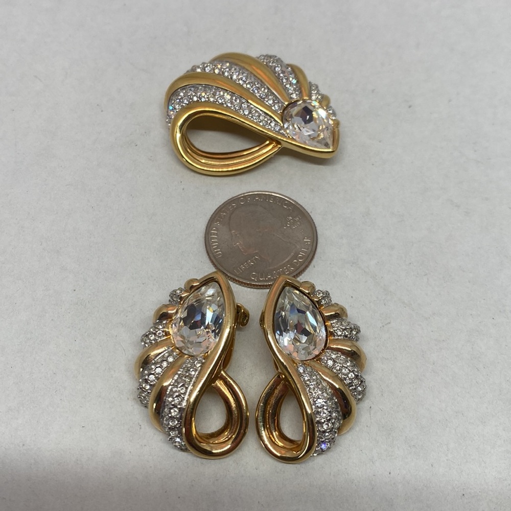 Beautiful signed Swarovski crystal pin and earrings set